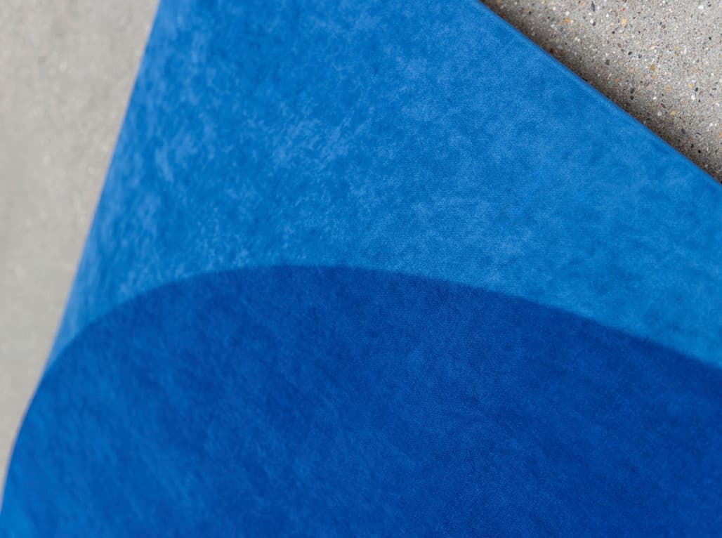 Eine Aufnahme von einem blauen Akustikpaneel.