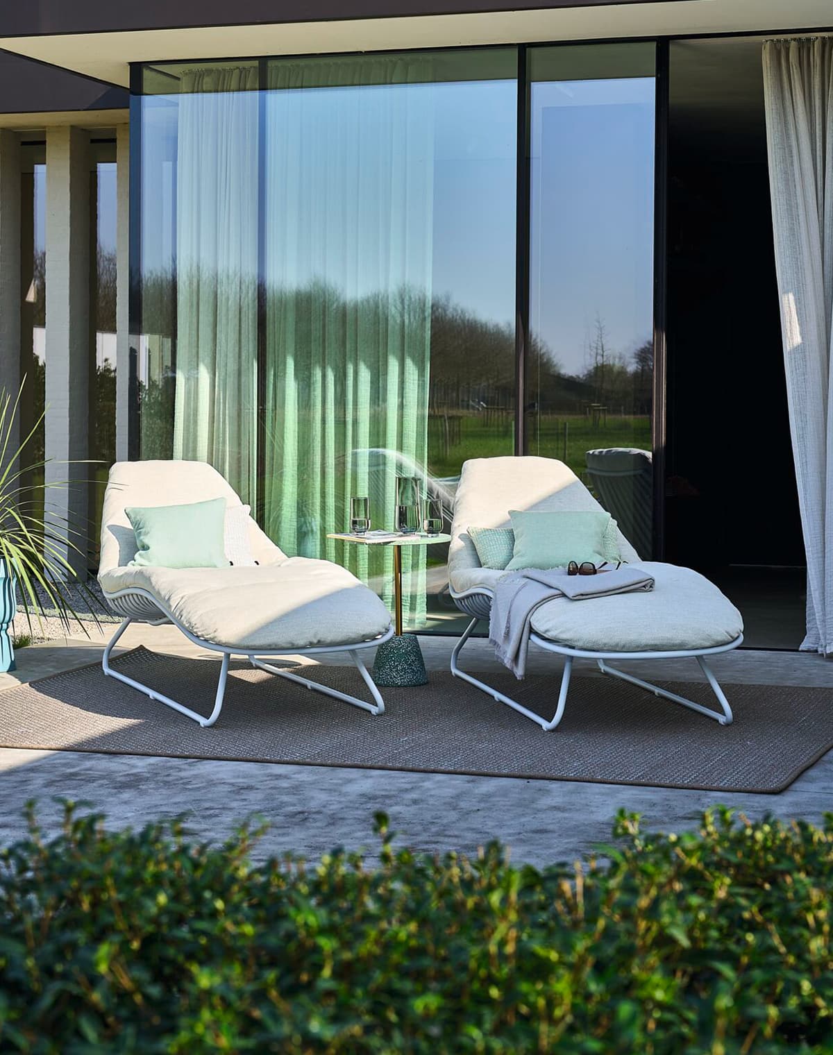 Eine Aufnahme von einer Outdoor-Situation mit Pool.