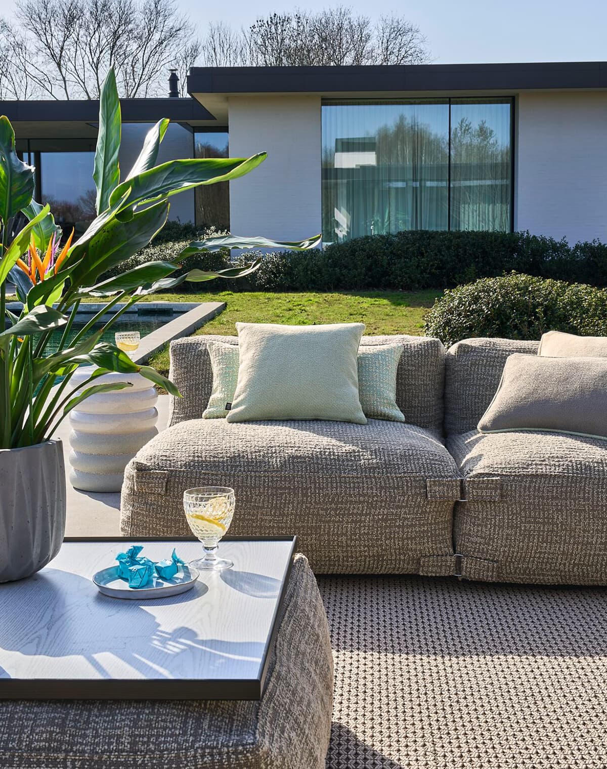 Eine Aufnahme von einer Outdoor-Situation mit Pool.