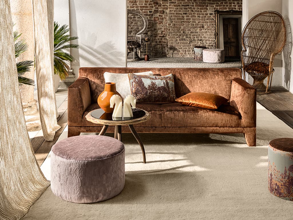 Luxuriöses Wohnzimmer mit hochwertigen Bezugsstoffen.