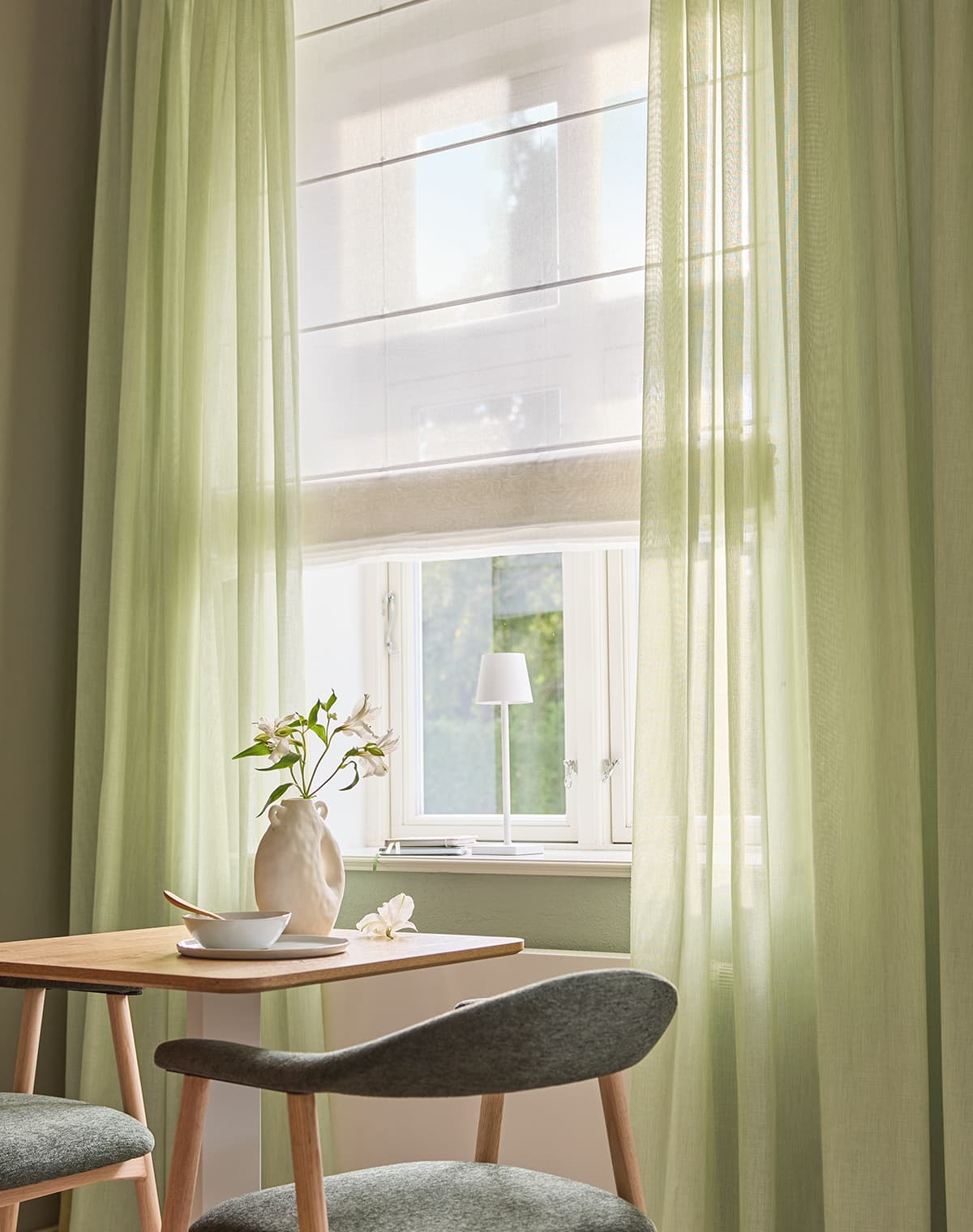 Grüne Gardine am Fenster.