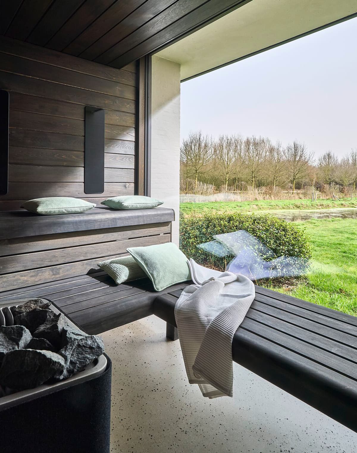 Eine Aufnahme von einer Outdoor-Situation mit Pool.