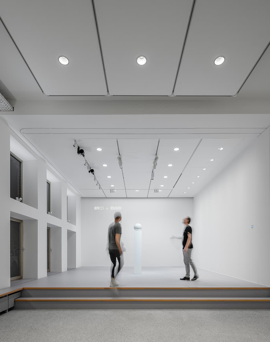 Eine Aufnahme von einem Showroom mit Akustikpaneelen mit Licht an der Decke.