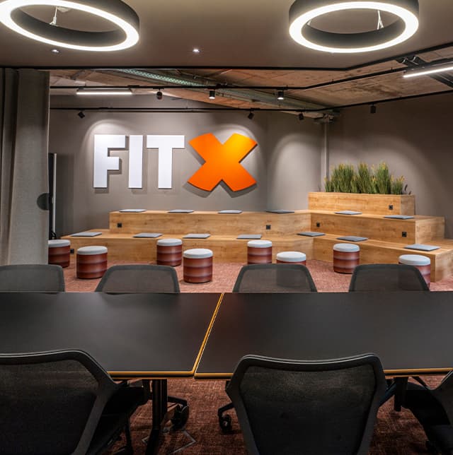 Eine Aufnahme von der Hauptzentrale des FitX-Konzerns.
