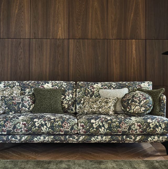 Eine Aufnahme von einem gemusterten Sofa in einem dunklen Raum.