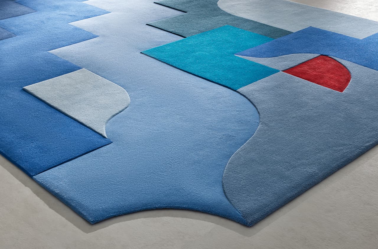 Teppichdesign in verschiedenen blauen Tönen mit etwas rot und gelb und verschiedenen geometrischen Formen