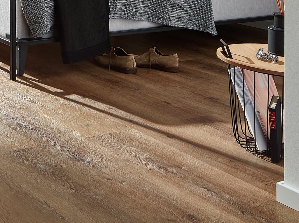 Brauner Designboden in Holzoptik im Schlafzimmer