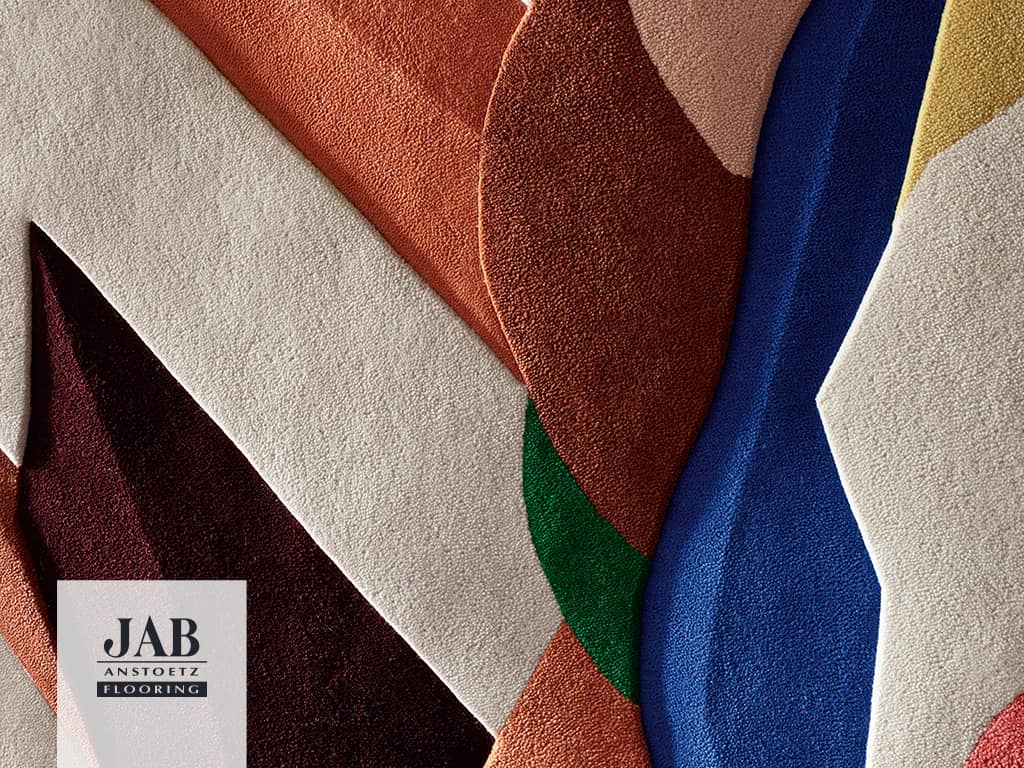 Teppich mit warmen Naturfarben und einer kleinen Fläche in intensivem Blau