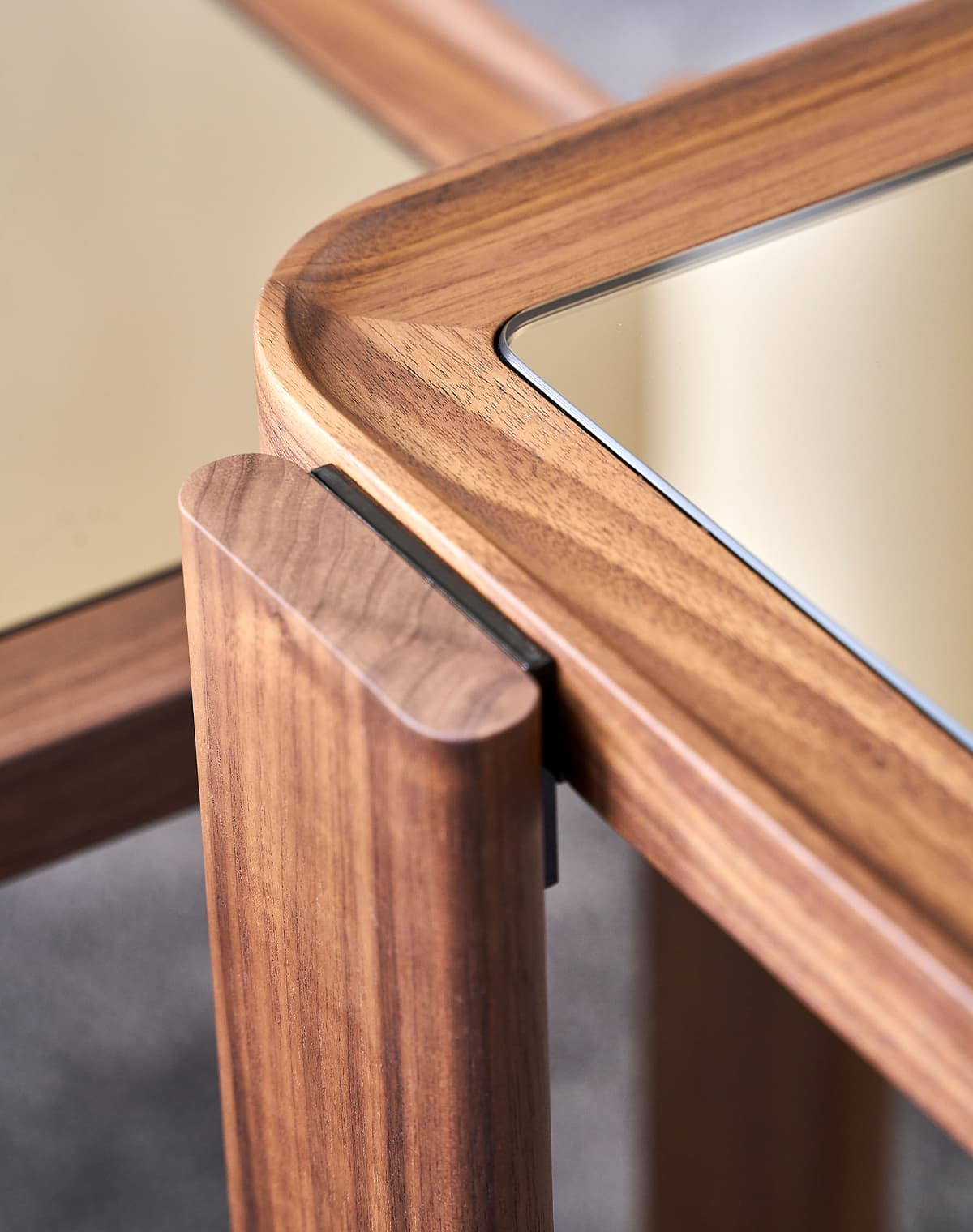 Nahaufnahme einer Tischecke aus Holz und Glas