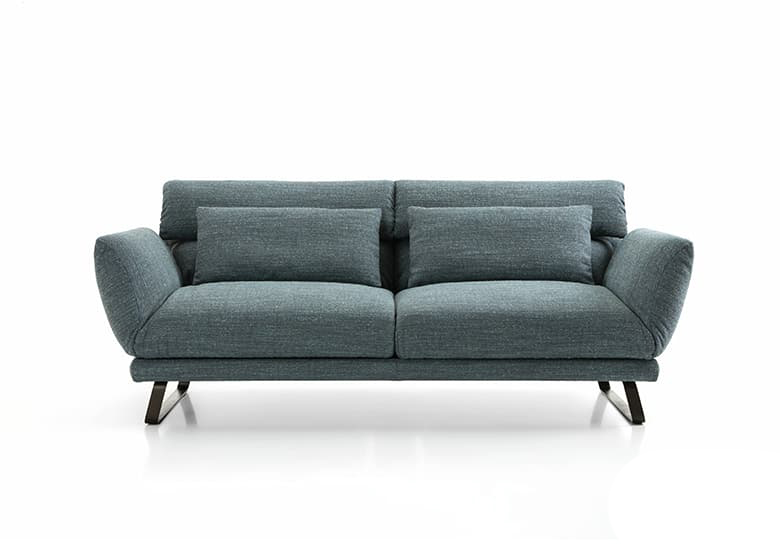 Freisteller eines grau/blauen Sofas mit zwei Sitzflächen. An der Lehne sind zwei Rückenkissen.