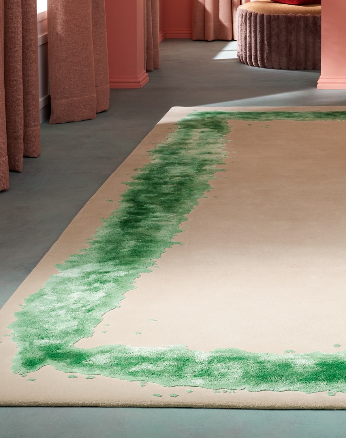 Teppich Ink in einer rosanen Raumsituation von nahem fotografiert