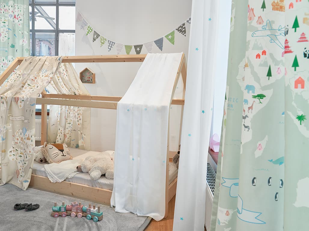 Gardine mit Weltkartenprint im Kinderzimmer