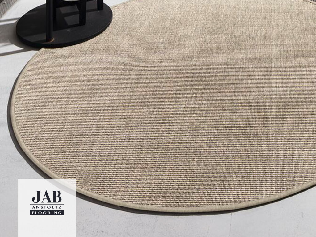 beiger Teppich mit einer anmutigen Multicolor-Melange