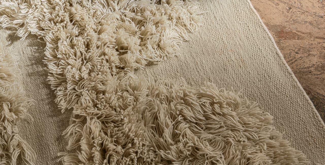 Ein weißer, flauschiger Teppich