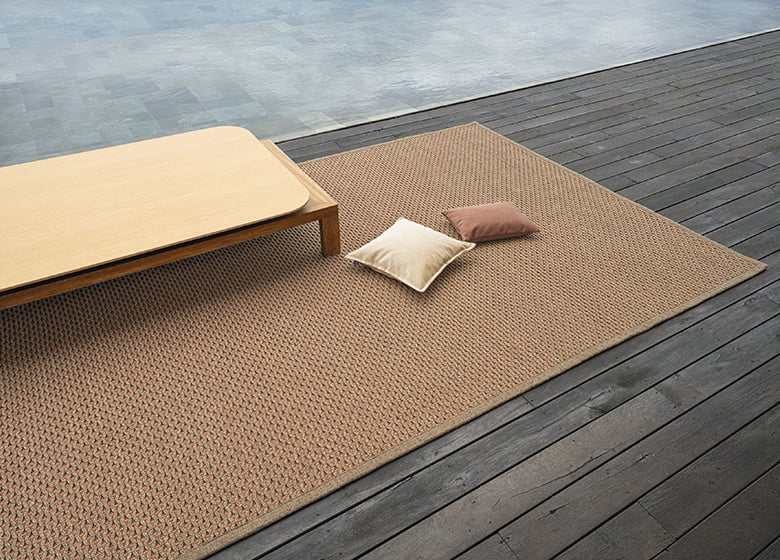 Sonnenliege und Outdoor-Teppich in beige vor einem Pool