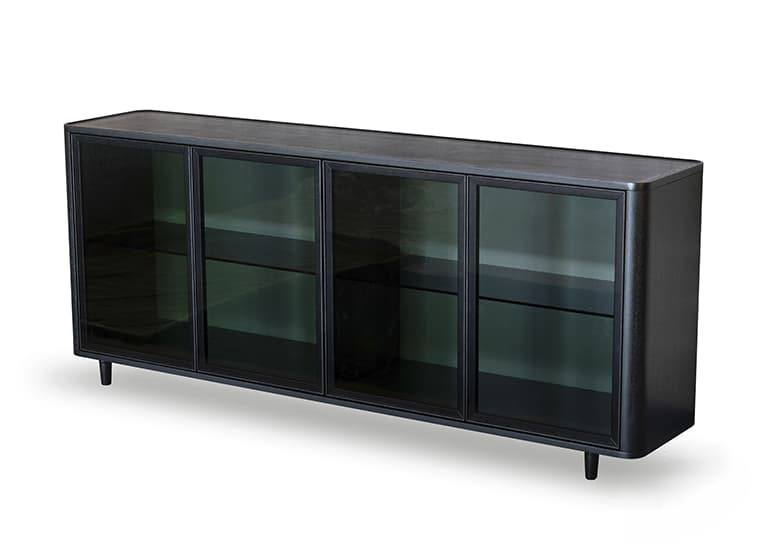 Freisteller eines schwarzen Sideboards aus Holz und Glas-Front.