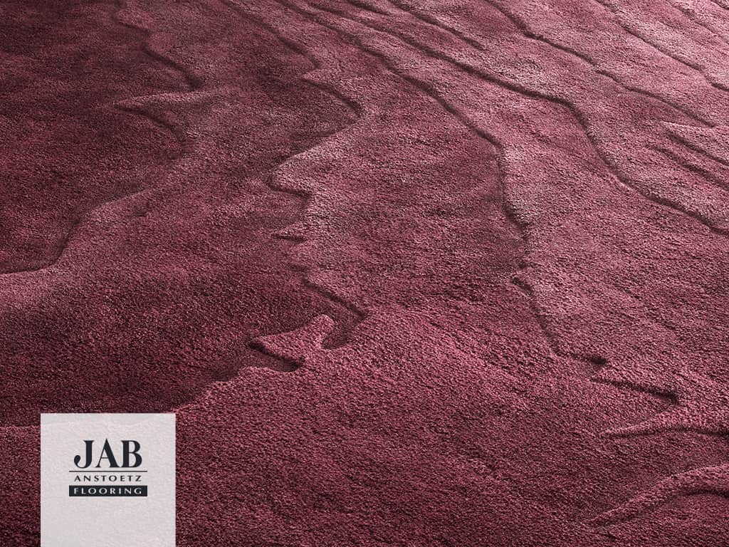 roter Teppich mit natürlicher Maserung