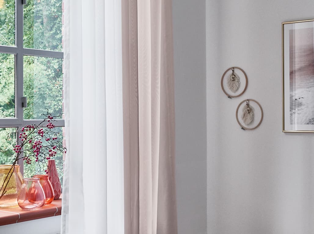 Weiße und rosa Gardine am Fenster