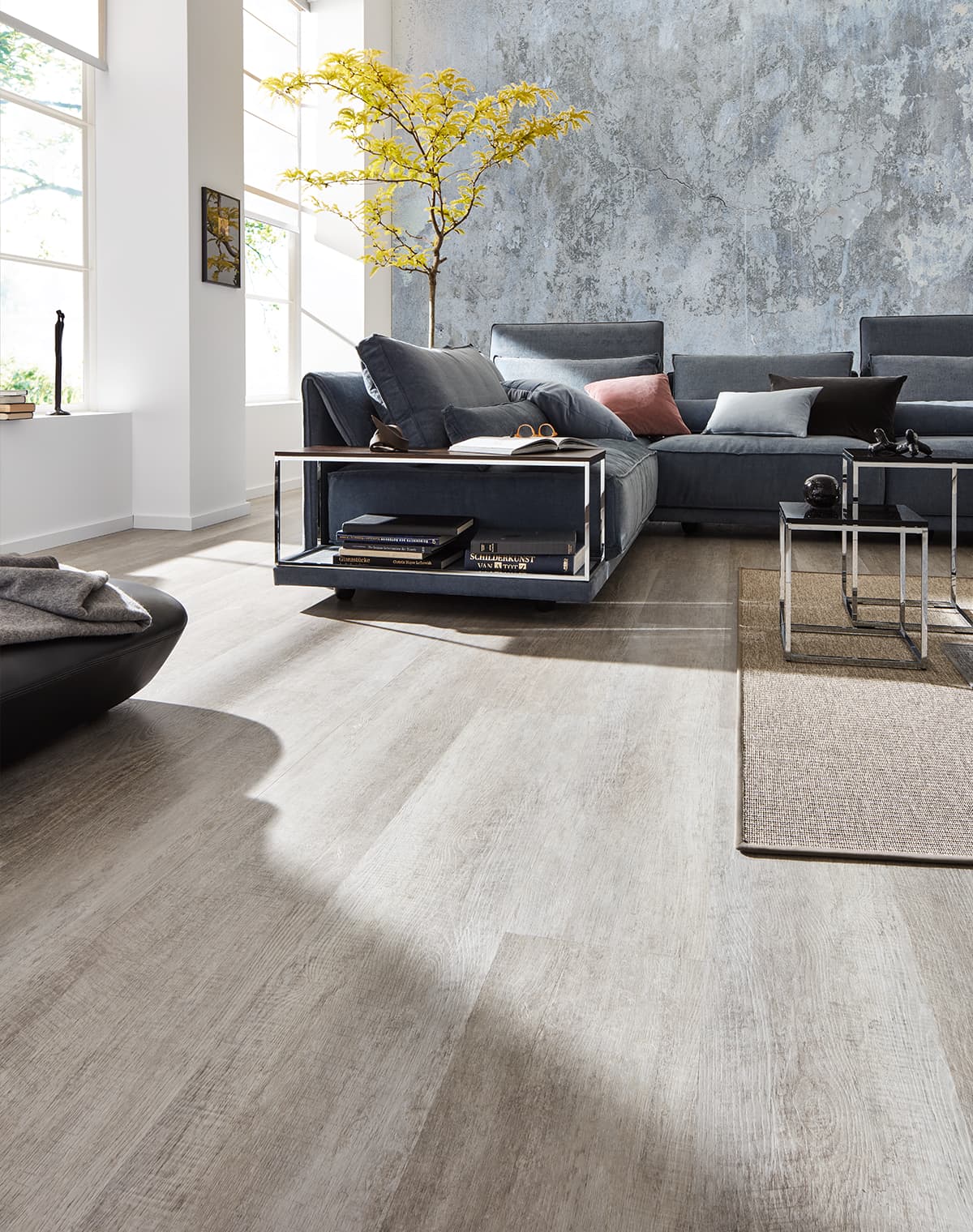Vinylboden in grauer Holzoptik im Wohnzimmer