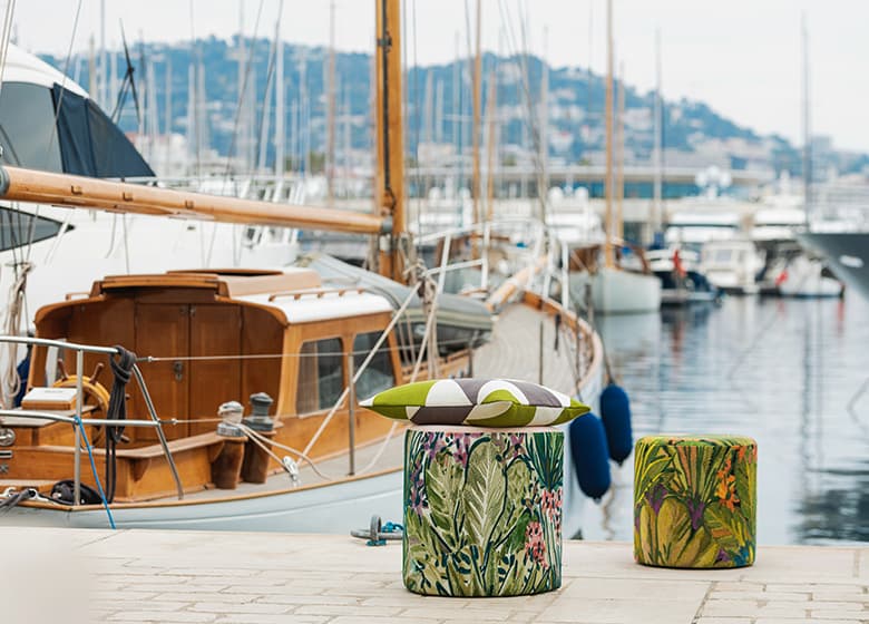 Bunte Poufs in einem Hafen