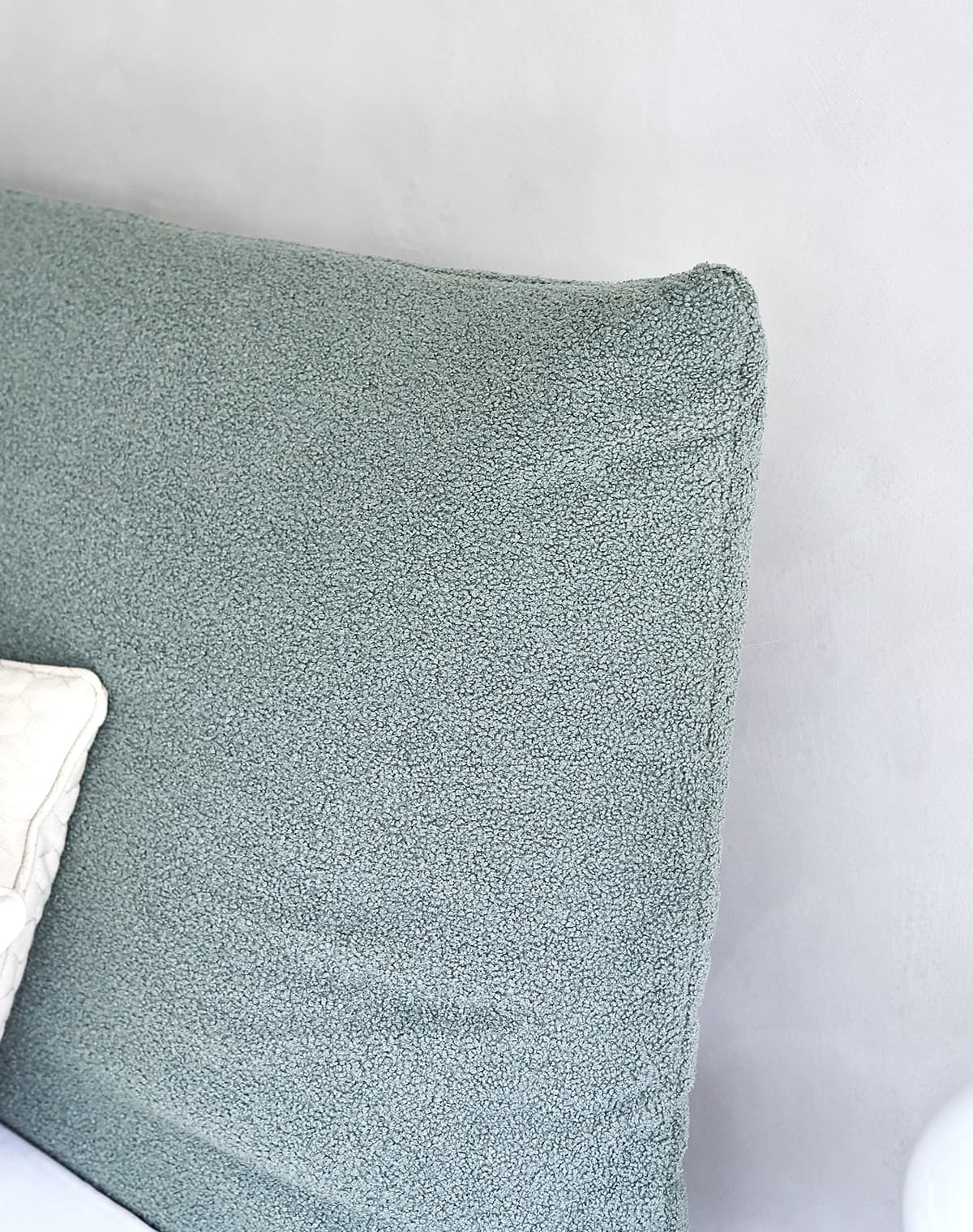 Detailaufnahme von dem Rückenteil von dem Bett Heaven in hellem blau/grün