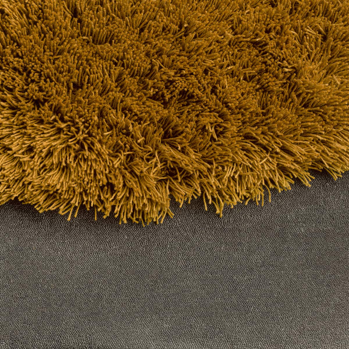 Dunkelgrauer Teppich mit Detail in Orange 