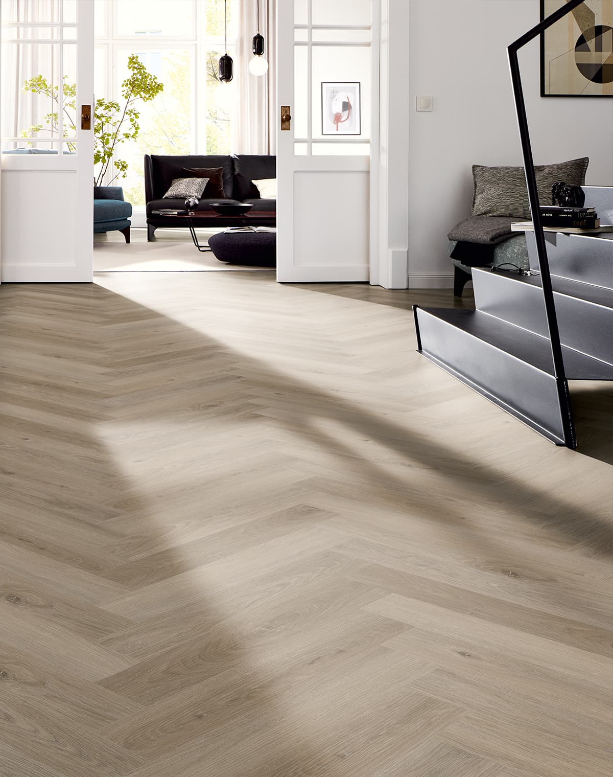 Brauner LVT in Holzoptik verlegt in Fischgrätmuster im Flur