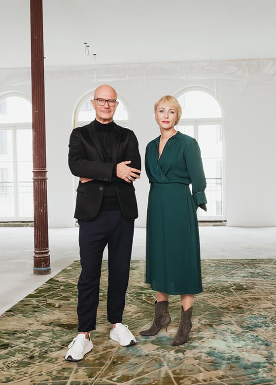 ISABELLA HAMANN & MARKUS HILZINGER auf einem Camouflage Teppich