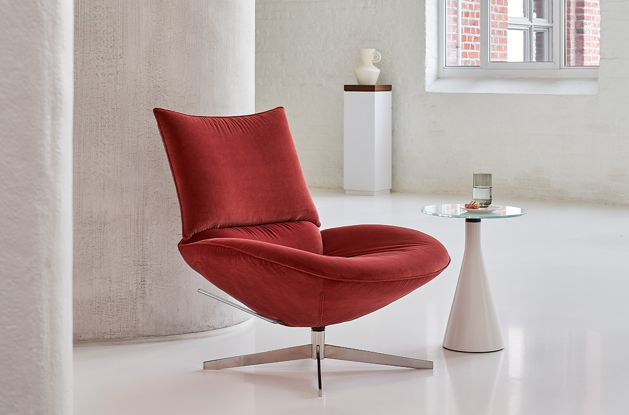 Roter Sessel in einem modernen Loft