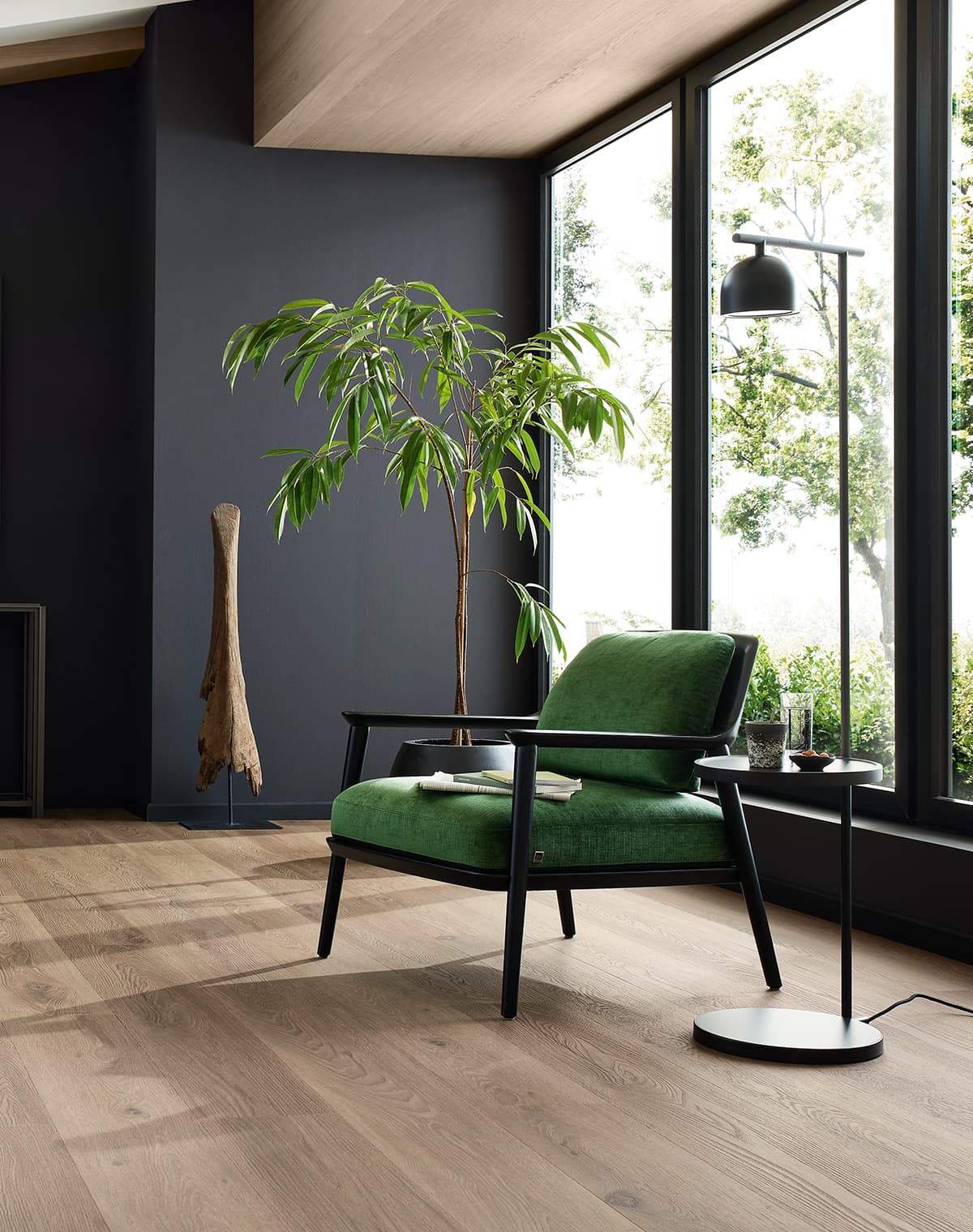 Wohnzimmer mit Vinylboden in Holzoptik.