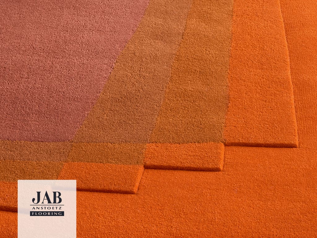 orangener Teppich der mit besonderen Tiefen und Überlagerungen spielt