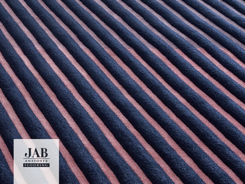 Pink/blauer Teppich mit Blockstreifen und Höhenrelief