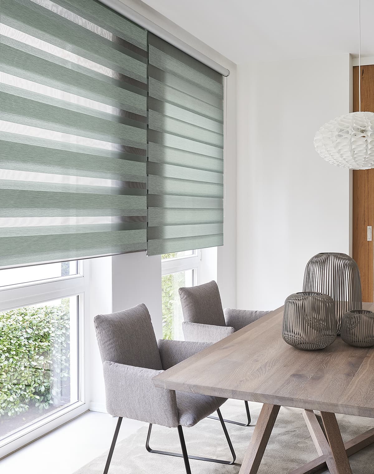 Doppelrollo am Fenster im Wohnzimmer