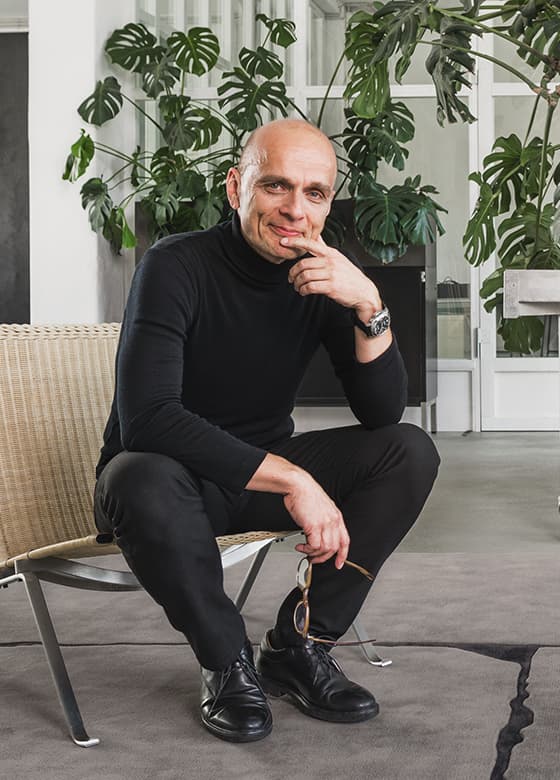 Portrait von Carsten Gollnick auf einem Stuhl