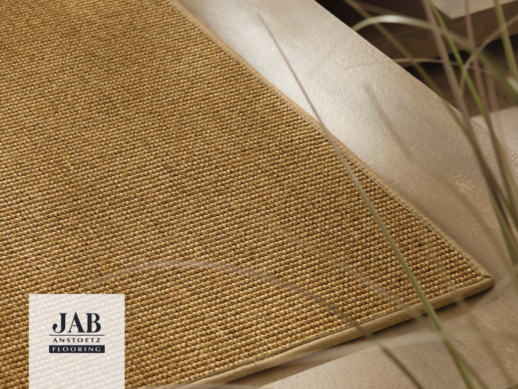 beiger Teppich mit robuster Qualität für den Innen- und Außenbereich. Aus recycelten Fasern