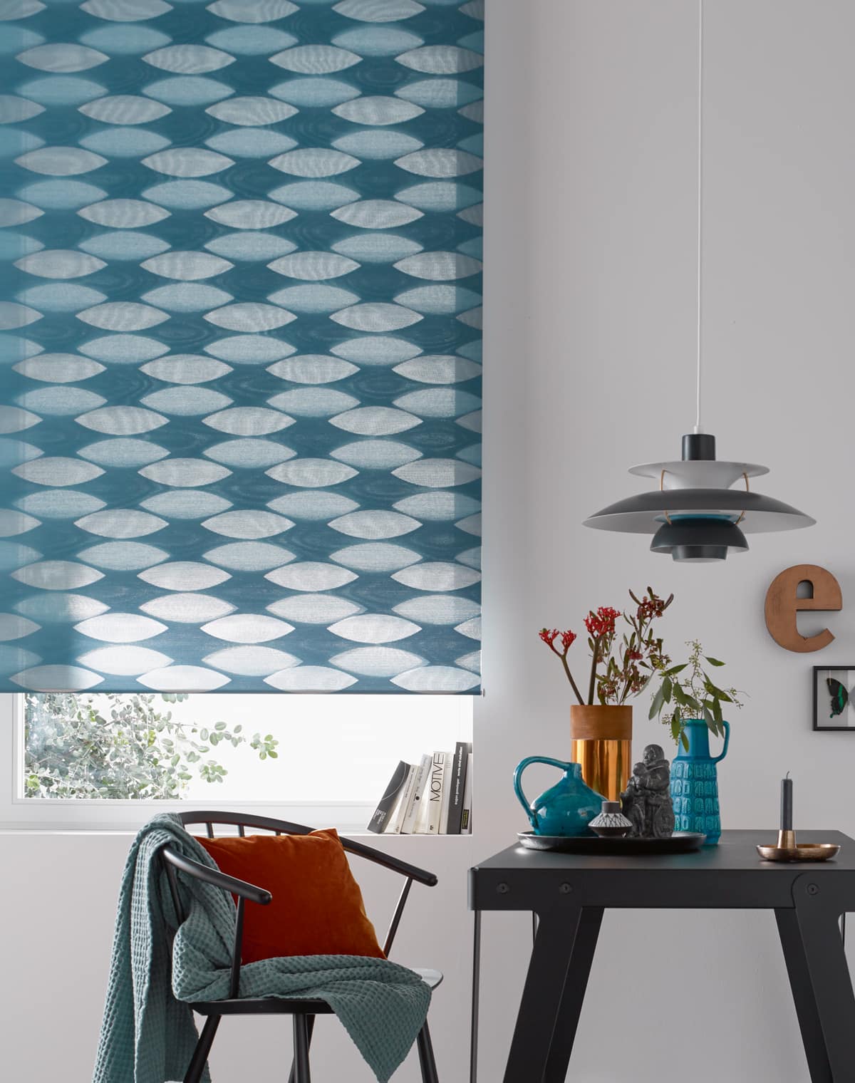 Blaues Doppelrollo am Fenster