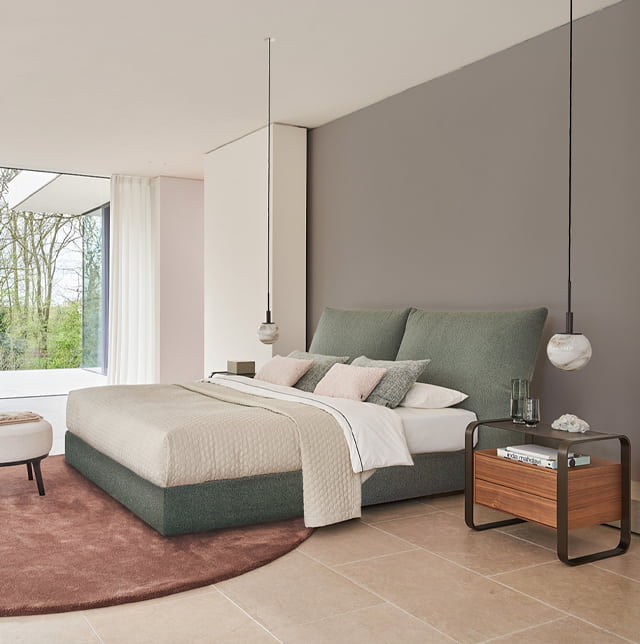 Polsterbett mit Bodennahmen Rücken im Schlafzimmer