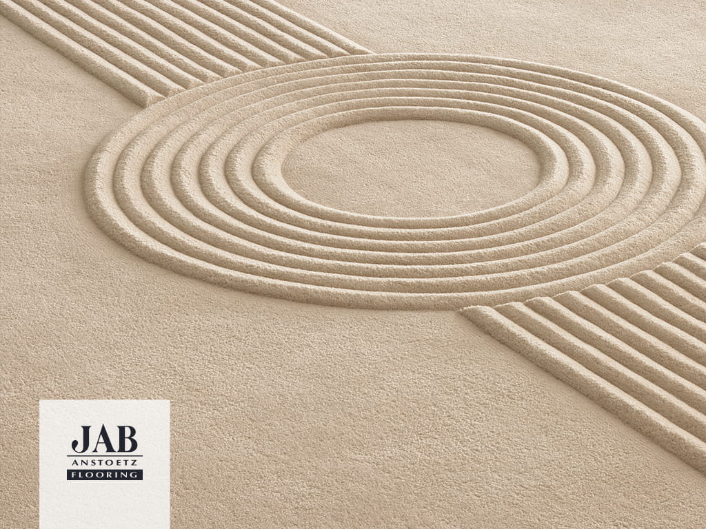 Der beige Teppich erinnert an die fein geharkten Sand- und Kiesflächen eines Zen-Gartens