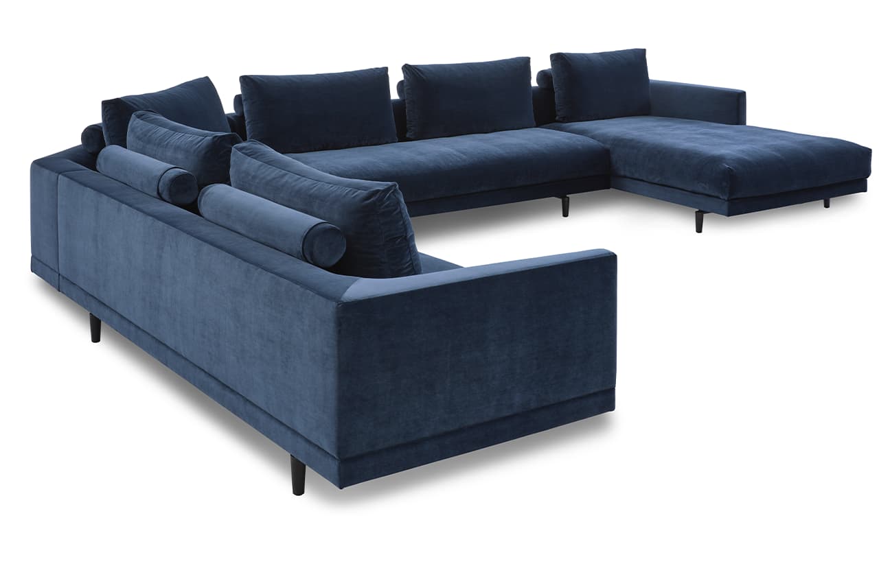Freisteller eines großen blauen Sofas mit einer Ecke und einem Longchair.