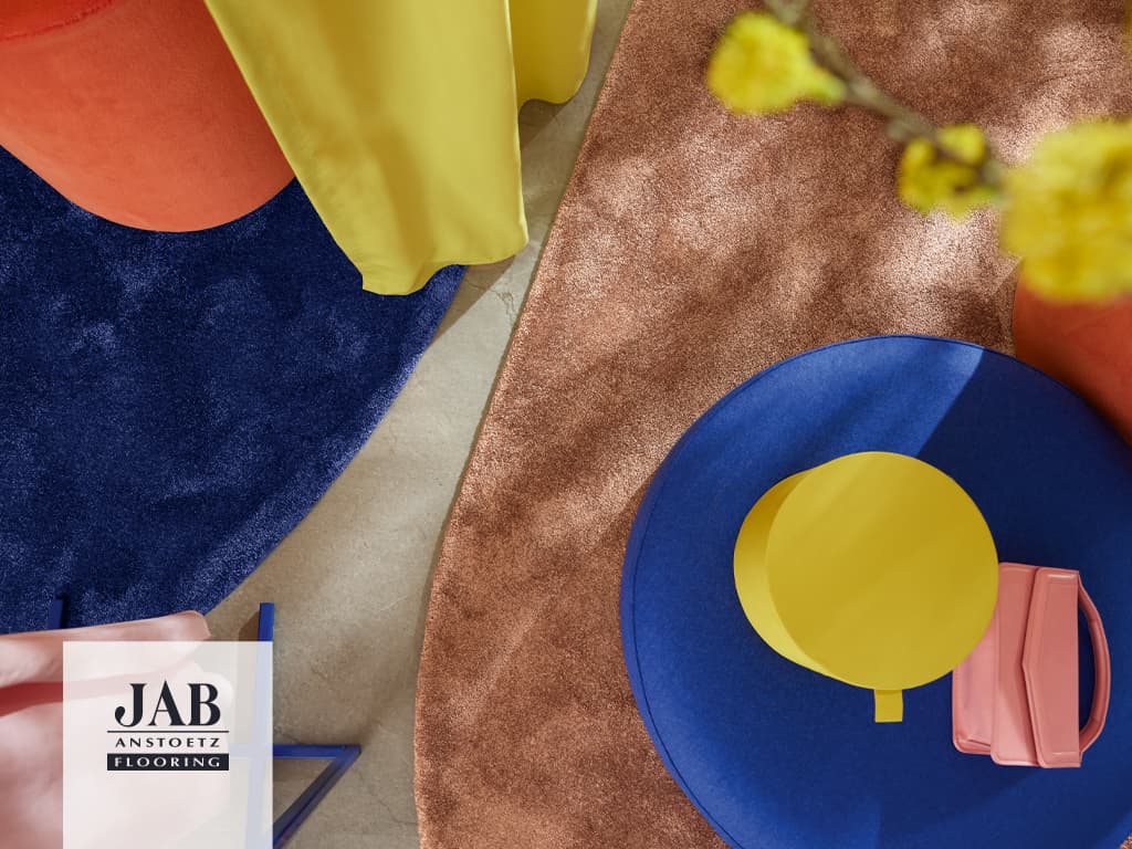 Bunte Teppiche in ovaler Form
