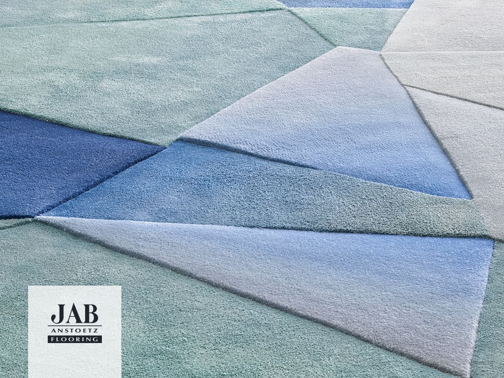 Blauer Teppich mit Kontrasten und Höhenabstufungen bringen die blauen Schattierungen noch besser zur Geltung 
