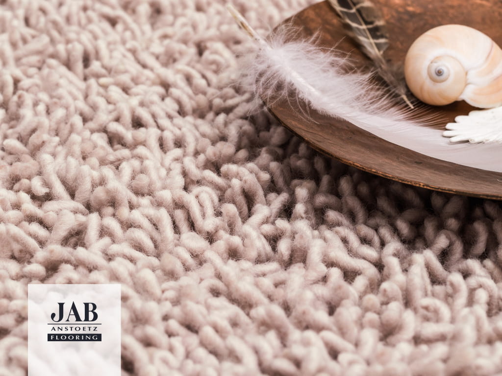 Hochflooriger Teppich in creme