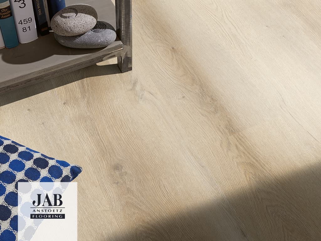 Vinylboden verlegt in beiger Holzoptik