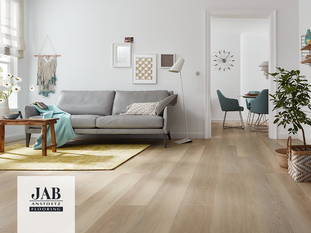 Wohnzimmer mit Vinylboden in Holzoptik