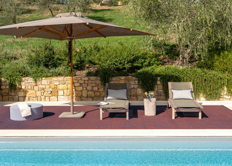 Liegen am Pool mit Outdoor Teppich