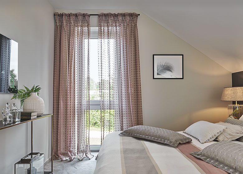 Schlafzimmer mit Vorhang