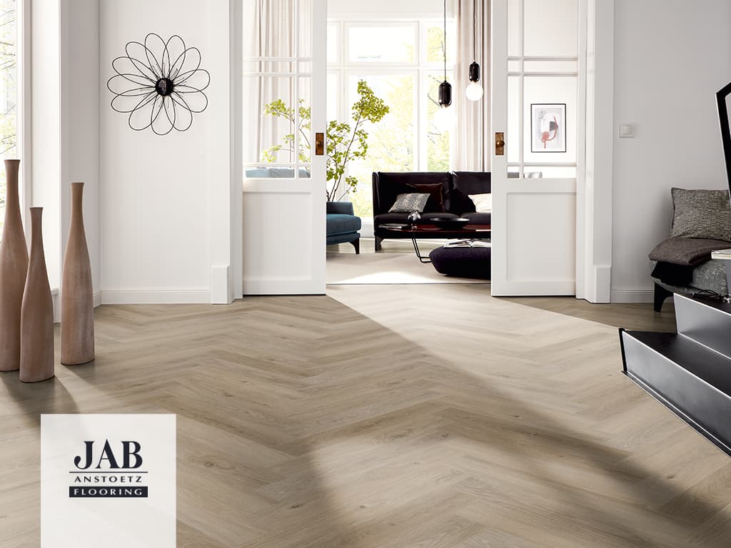 Vinylboden verlegt in braun beiger Holzoptik