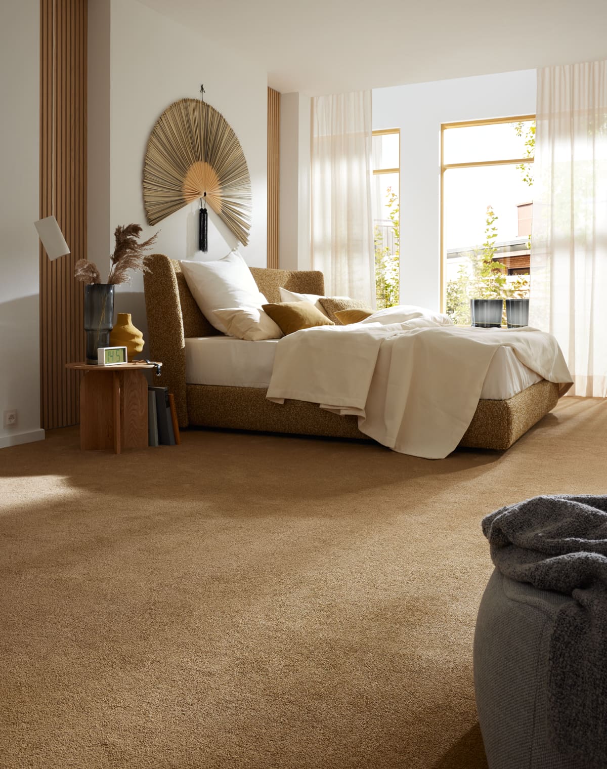 Gemütlich eingerichtetes Schlafzimmer mit honigfarbigen Teppichboden