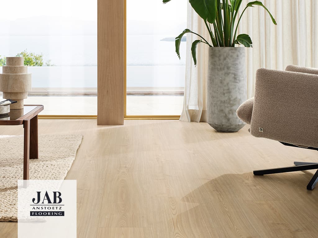 Wohnzimmer mit Vinylboden in Holzoptik.