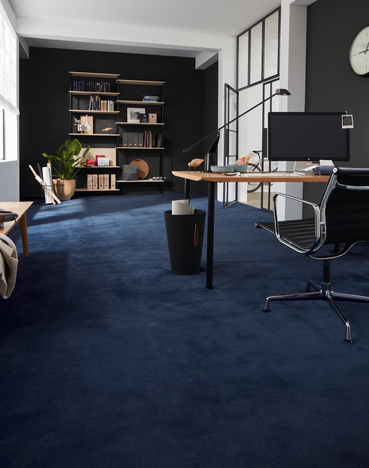 Dunkelblauer Teppich im Büro